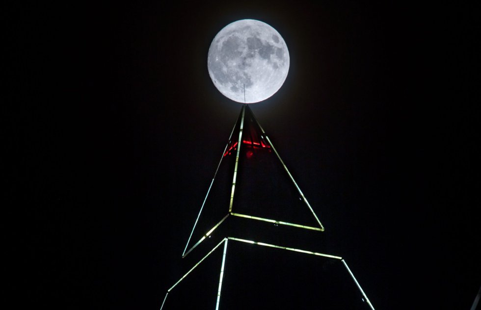El satélite sobre la torre piramidal de 265 metros de la ciudad de Fráncfort (Alemania)