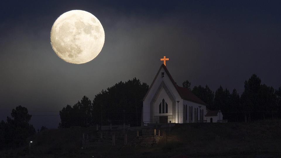 En Potugal, la iglesia de Nuestra Señora de la Concepción con la luna de fondo.