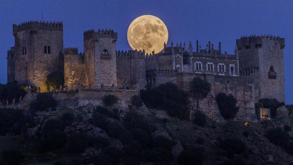 La luna se levanta detrás del castillo de Almodóvar en Córdoba, sur de España