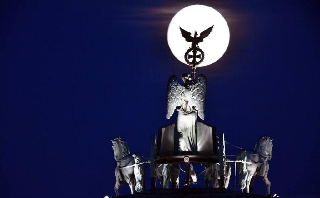 La superluna, en la Puerta de Brandenburgo