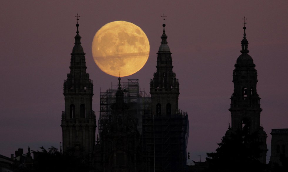 Salida de la Luna esta noche junto a las torres de la catedral de Santiago de Compostela. (España)