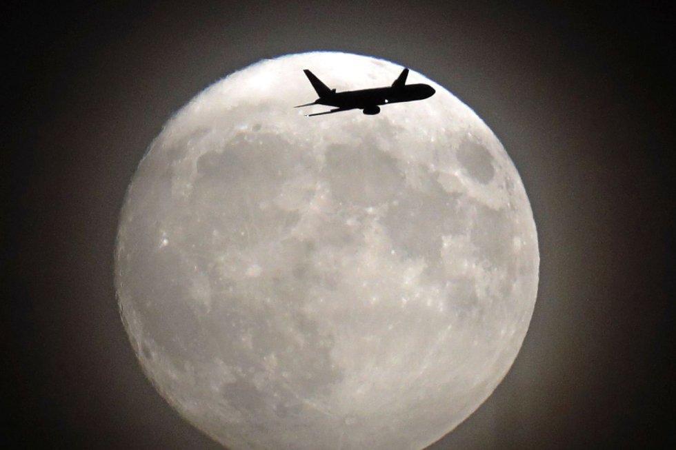 Un avión comercial se aproxima al aeropuerto londinense de Heathrow, desde donde se ha tomado la foto.