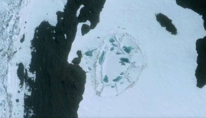 Antártida: Emerge del hielo una enorme estructura que podría ser un edificio
