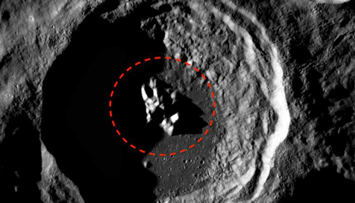 «Estructura alienígena» es descubierta dentro de un cráter en la Luna