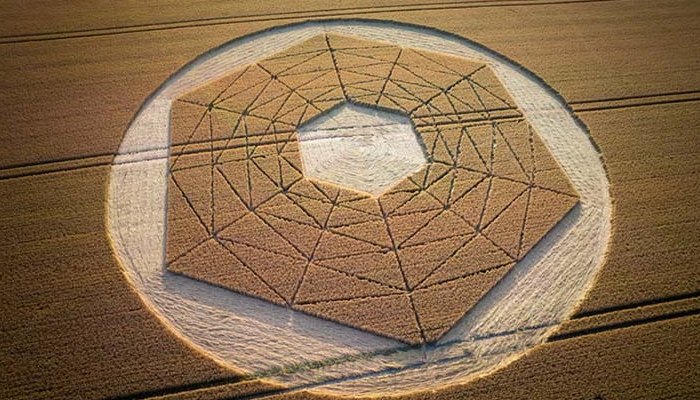 Crop Circle cambia misteriosamente de forma de la noche a la mañana en Inglaterra
