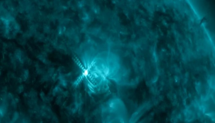 Naves extrañas en la superficie solar: Extraterrestres podrían estar controlando el Sol