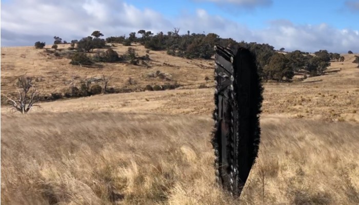 ¿Obelisco Extraterrestre? Misterioso objeto espacial cae en una granja de Australia