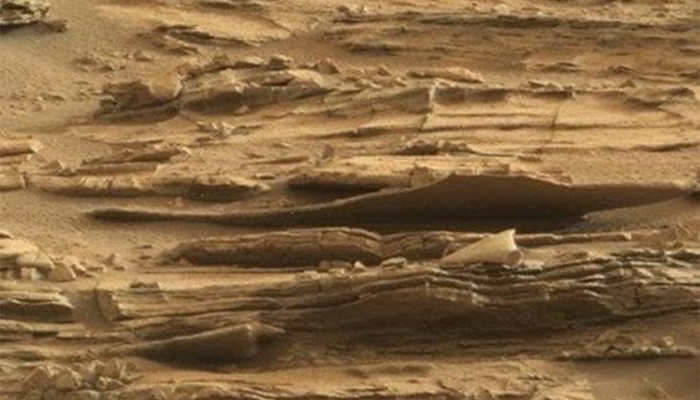 Intrigante objeto es captado en la superficie de Marte