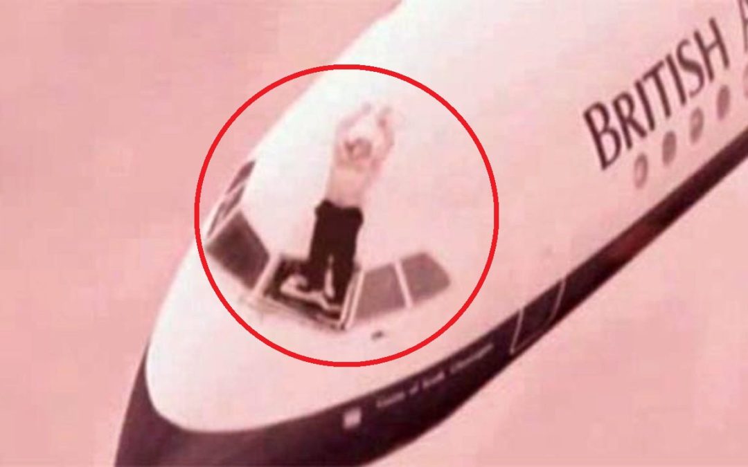 Este piloto fue succionado de la cabina en pleno vuelo y sobrevivió (Video)