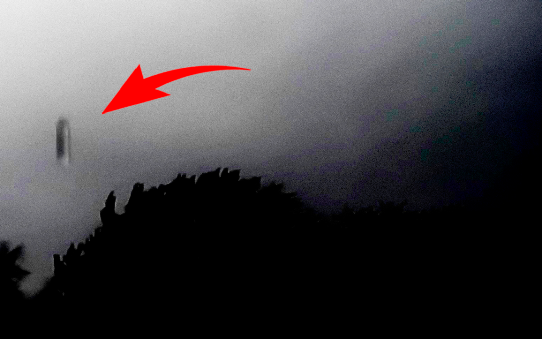 «Misteriosos objetos cilíndricos caen de una nube oscura» (Video)